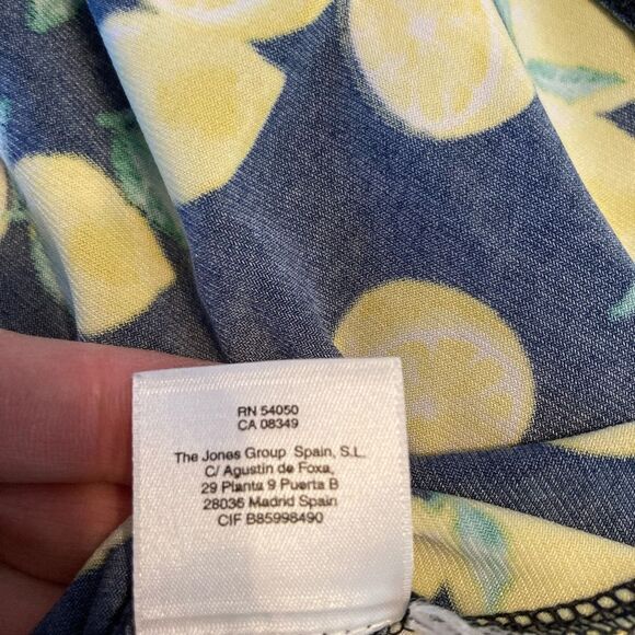 Jones NY fresh lemon print stretchy V neck button up top w/ cute collar runs big - Picture 11 of 11